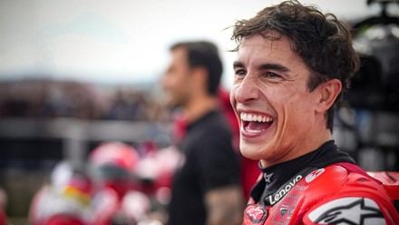 Victoria contundente de Marc Márquez en una carrera llena de caídas