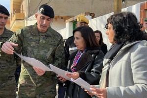 Margarita Robles apoya a los vecinos de Mira tras la DANA y elogia a las Fuerzas Armadas