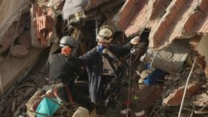 Denuncian entierros de cuerpos no identificados tras terremotos en La Guaira, Venezuela