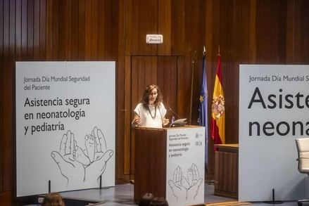 Mónica García destaca la importancia de la seguridad del paciente en el sistema sanitario