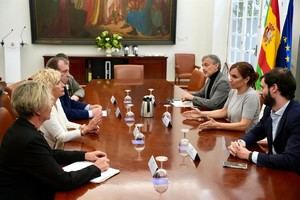 Mónica García se reúne con AMAMA para abordar los problemas en cribados de cáncer en Andalucía