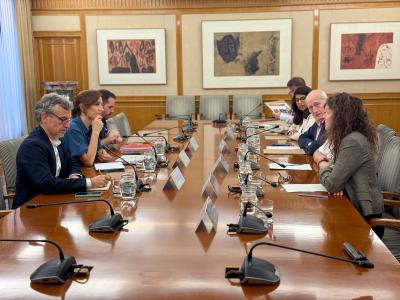 Mónica García escucha a médicos sobre la crisis sanitaria en Gaza
