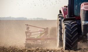Trágico accidente: fallece conductor tras volcar su tractor en Sevilla