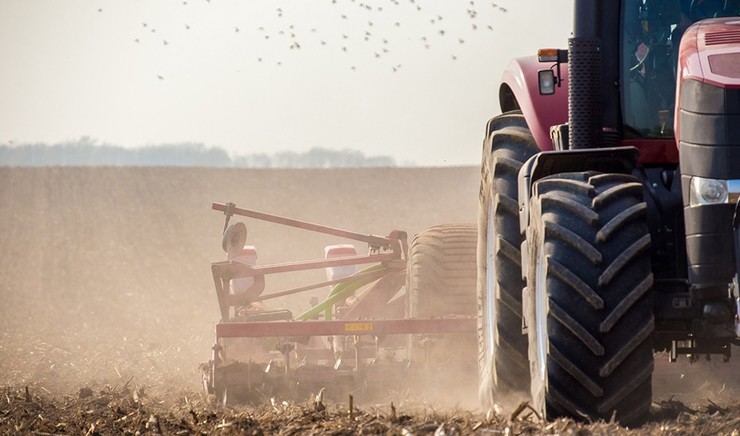 Trágico accidente: fallece conductor tras volcar su tractor en Sevilla