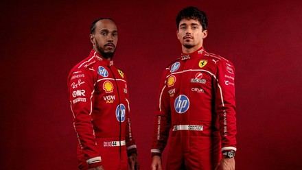 Hamilton y Leclerc presentan los nuevos trajes de Ferrari para 2025