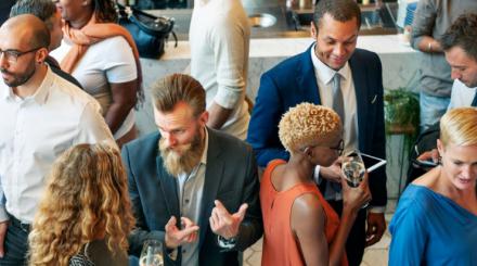 ¿No quieres ir solo a un evento en Barcelona? ¡Descubre cómo encontrar acompañante!