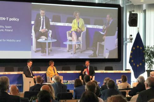 Óscar Puente asiste al 20 aniversario de la Red Transeuropea de Transporte en Bruselas