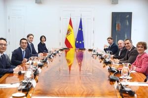 Sánchez se reúne con Hithium para discutir inversiones en baterías y sostenibilidad