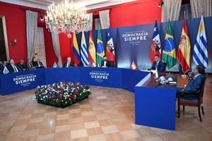 Líderes de Iberoamérica se unen para defender la democracia en Santiago