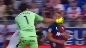Caos en el derbi aragonés: tres expulsiones y un violento puñetazo