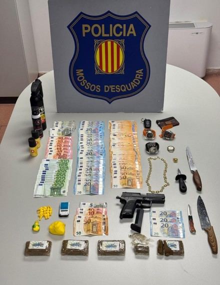 Desmantelan un punto de venta de drogas en una peluquería del Raval y recuperan joyas robadas