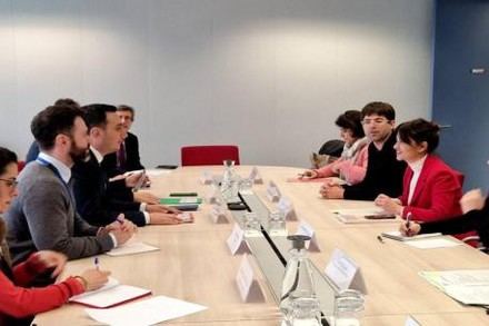 Rego pide regulación europea para proteger entornos digitales de infancia