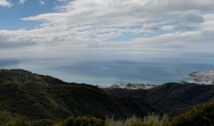 Rescatan a dos senderistas heridos en un monte de Nerja tras pasar la noche al aire libre