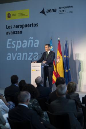 Sánchez reconoce que la situación de los aeropuertos españoles 