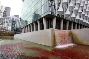 Greenpeace protesta en Londres tiñendo de rojo el estanque de la embajada de EE. UU