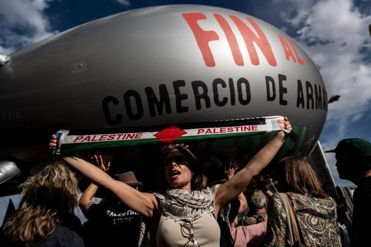 Santiago insta al PSOE a unirse al acuerdo para embargar armas a Israel tras la tramitación urgente de la ley
