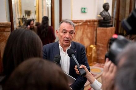 Santiago critica que Landaluce siga en sus cargos tras acusaciones de corrupción y abuso