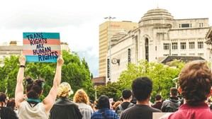 La comunidad LGTBIQ+ se levanta contra la revocación de una sentencia por agresión homófoba en la Feria de Sevilla