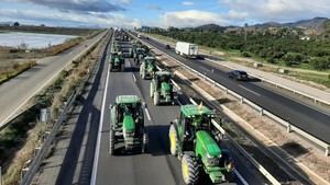 Agricultores bloquean carreteras en protesta por el acuerdo con Mercosur y recortes a la PAC