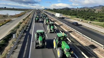 Agricultores bloquean carreteras en protesta por el acuerdo con Mercosur y recortes a la PAC