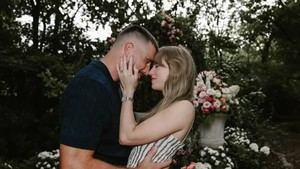 Taylor Swift y Travis Kelce anuncian su compromiso en redes sociales