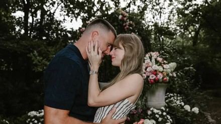 Taylor Swift y Travis Kelce anuncian su compromiso en redes sociales