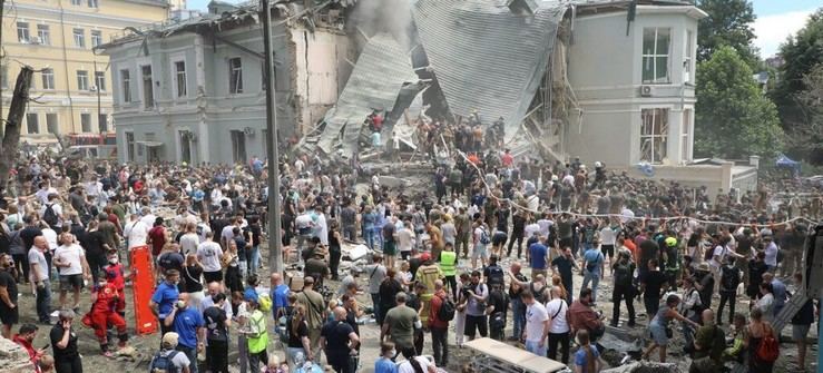 Tragedia en Kiev: Cuatro niños, incluido un bebé, pierden la vida en ataques rusos