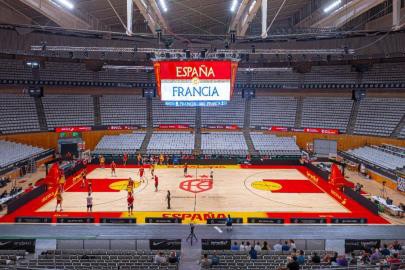 España se enfrenta a Francia en un emocionante partido de baloncesto en Badalona