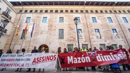 Protesta de víctimas de la DANA exige la dimisión de Mazón en Les Corts