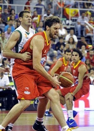 España sabe remontar y no da opción a Eslovenia (86-64)