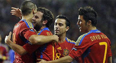 La Roja recupera su juego en forma de billete a Europa