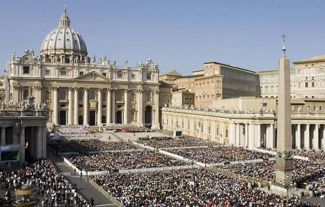 El Papa acusado ante el Tribunal Penal Internacional