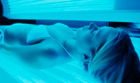 En California se prohíbe que los menores usen camas de bronceado