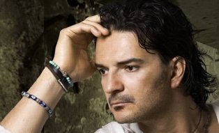 Ricardo Arjona crea sello y se coloca número uno