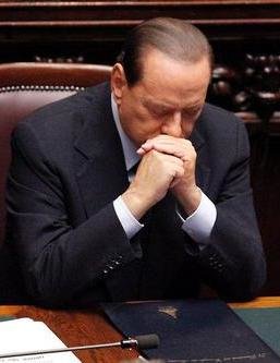 Berlusconi da su brazo a torcer