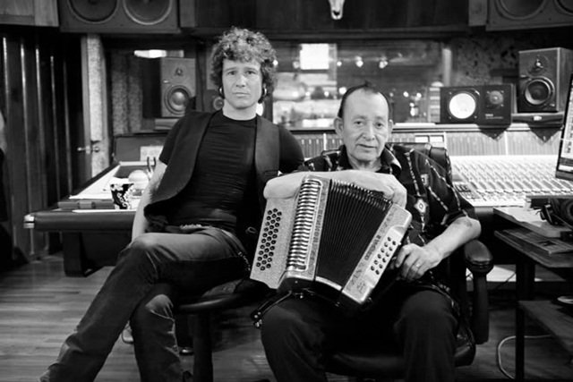 Búnbury : licenciado en música y bares