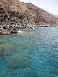 Prohibido el acceso a dos calas de El Hierro por los gases tóxicos