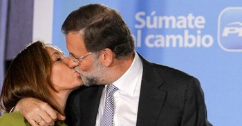 Rajoy besa a su esposa en el balcón de la sede del PP en Génova