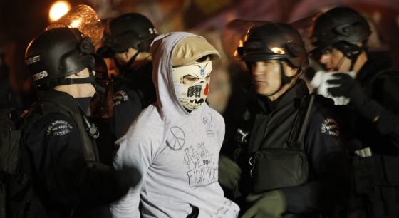 La policía desaloja a los “indignados” de Los Ángeles y Filadelfia.