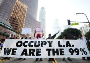 La policía desaloja a los “indignados” de Los Ángeles y Filadelfia.